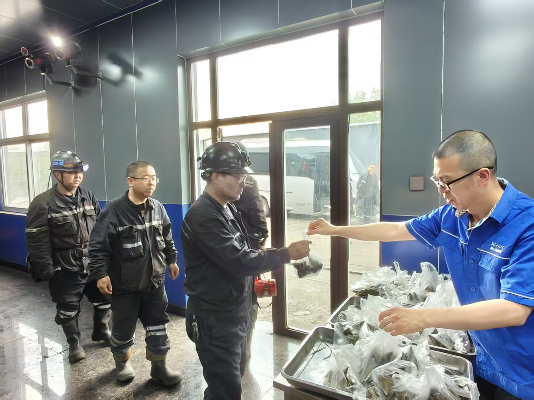 粽香傳情系礦工  端午安康暖人心